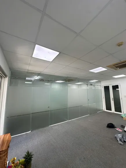Thu Mua Kính Cường Lực Giá Rẻ TP.HCM – Nhanh Chóng, Uy Tín, Giá Cao